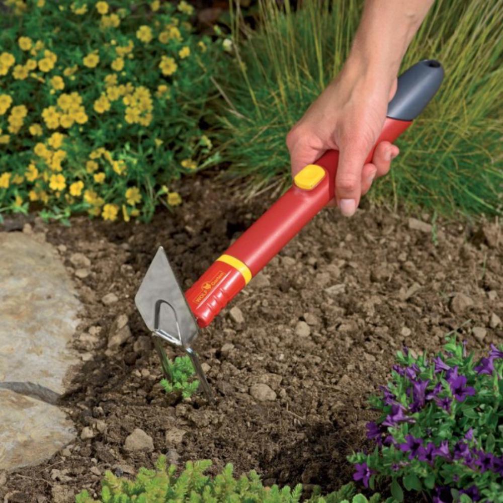 gWbPZbTTQwSlR3HlKiJX_WOLF-GARTEN-Multi-change-Mini-Planting-Hoe-LL-M-in-use